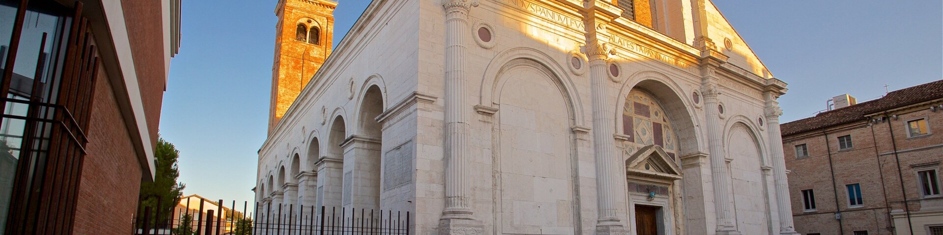 Basilica Cattedrale ofreciendo un atardecer, una iglesia o catedral y arquitectura patrimonial
