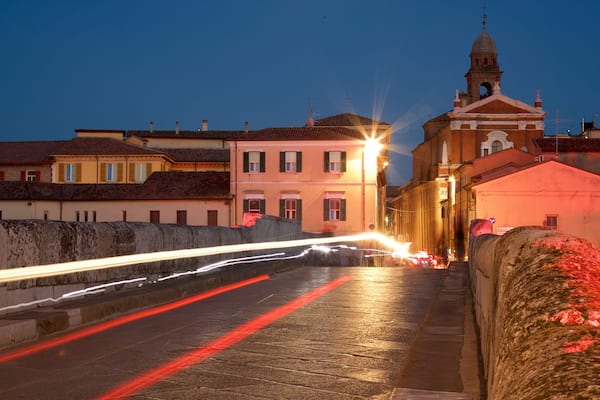 TiberiusbrĂŒcke das einen bei Nacht, Kleinstadt oder Dorf und BrĂŒcke