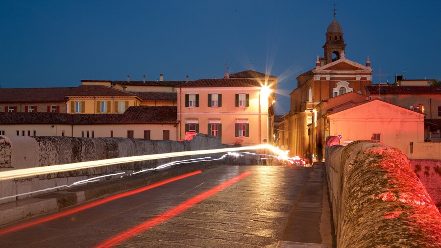ティベリウス橋 フィーチャー 夜景, 橋 と 小さな町あるいは村
