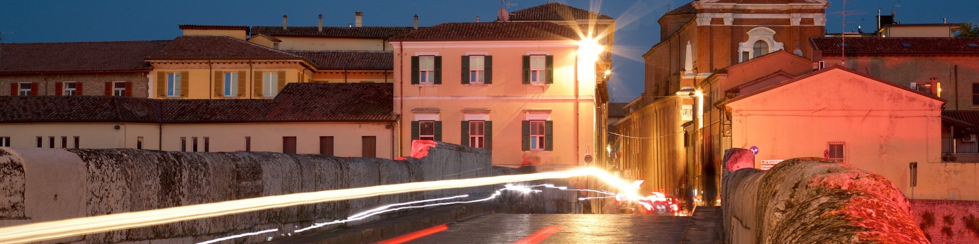 Ponte de Tibério que inclui uma ponte, cenas noturnas e uma cidade pequena ou vila