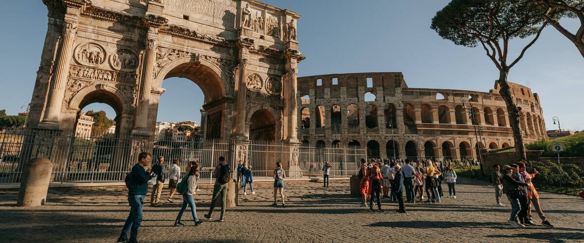 Arch of Constantine showing heritage architecture, street scenes and a monument