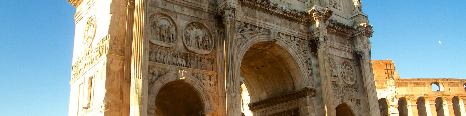 Arco de Constantino que inclui elementos de patrimônio, arquitetura de patrimônio e um monumento