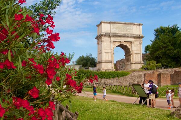Latium montrant fleurs sauvages, patrimoine architectural et monument