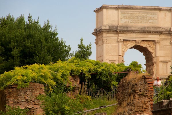 Arch of Titus which includes a monument and heritage architecture