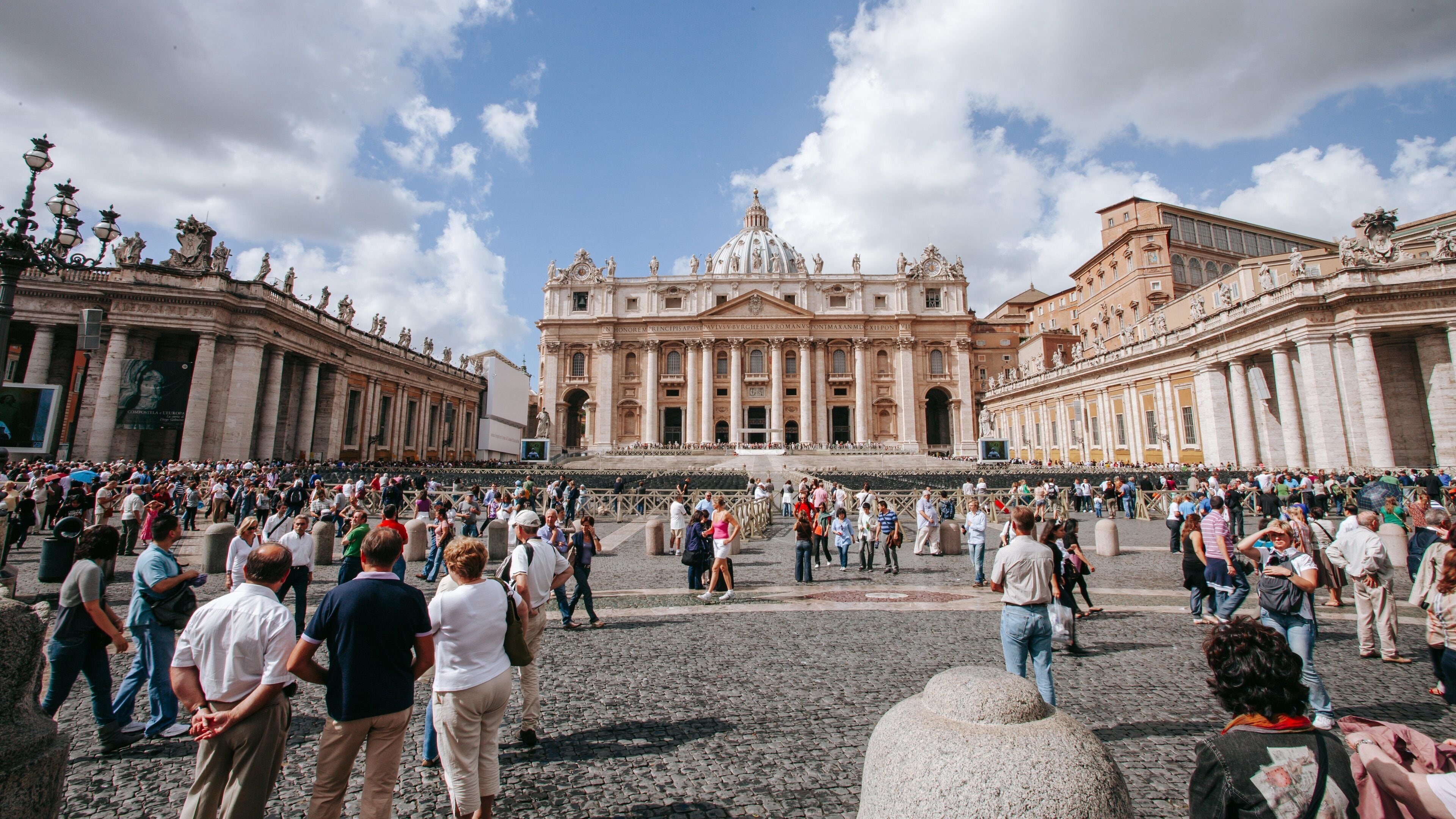 St. Peter\'s Basilica which includes heritage architecture, street scenes and a square or plaza