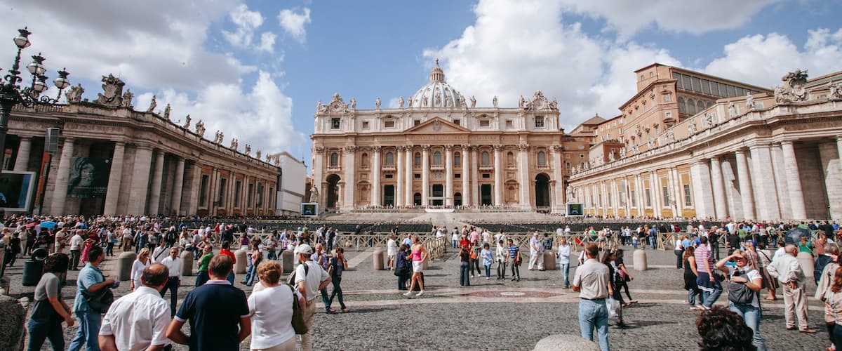 St. Peter\'s Basilica which includes heritage architecture, street scenes and a square or plaza