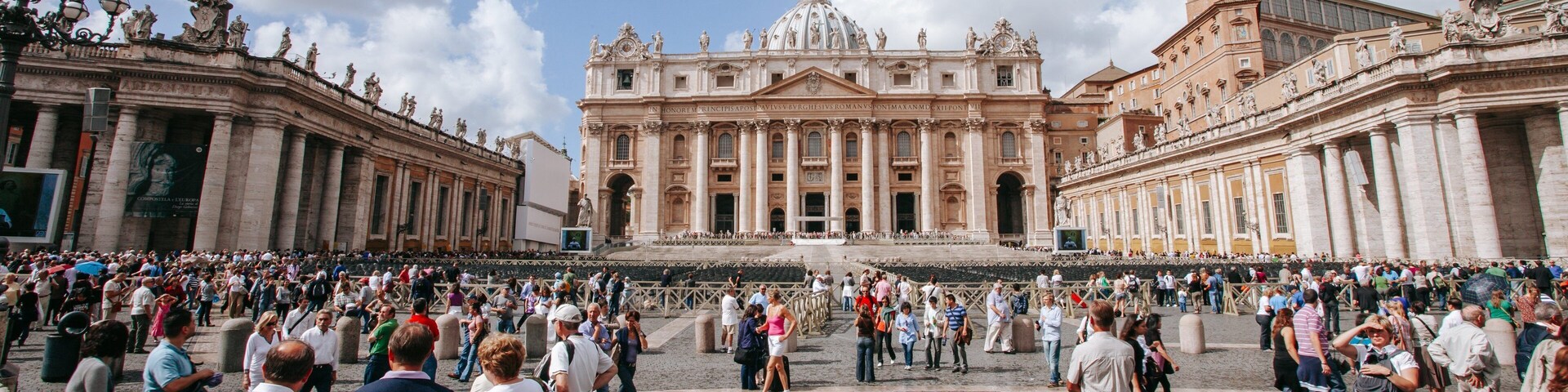 St. Peter\'s Basilica which includes heritage architecture, street scenes and a square or plaza