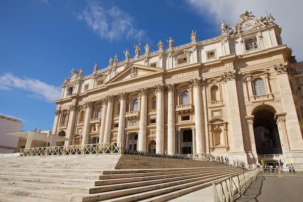 Petersdom welches beinhaltet Kirche oder Kathedrale, religiöse Elemente und Platz oder Plaza
