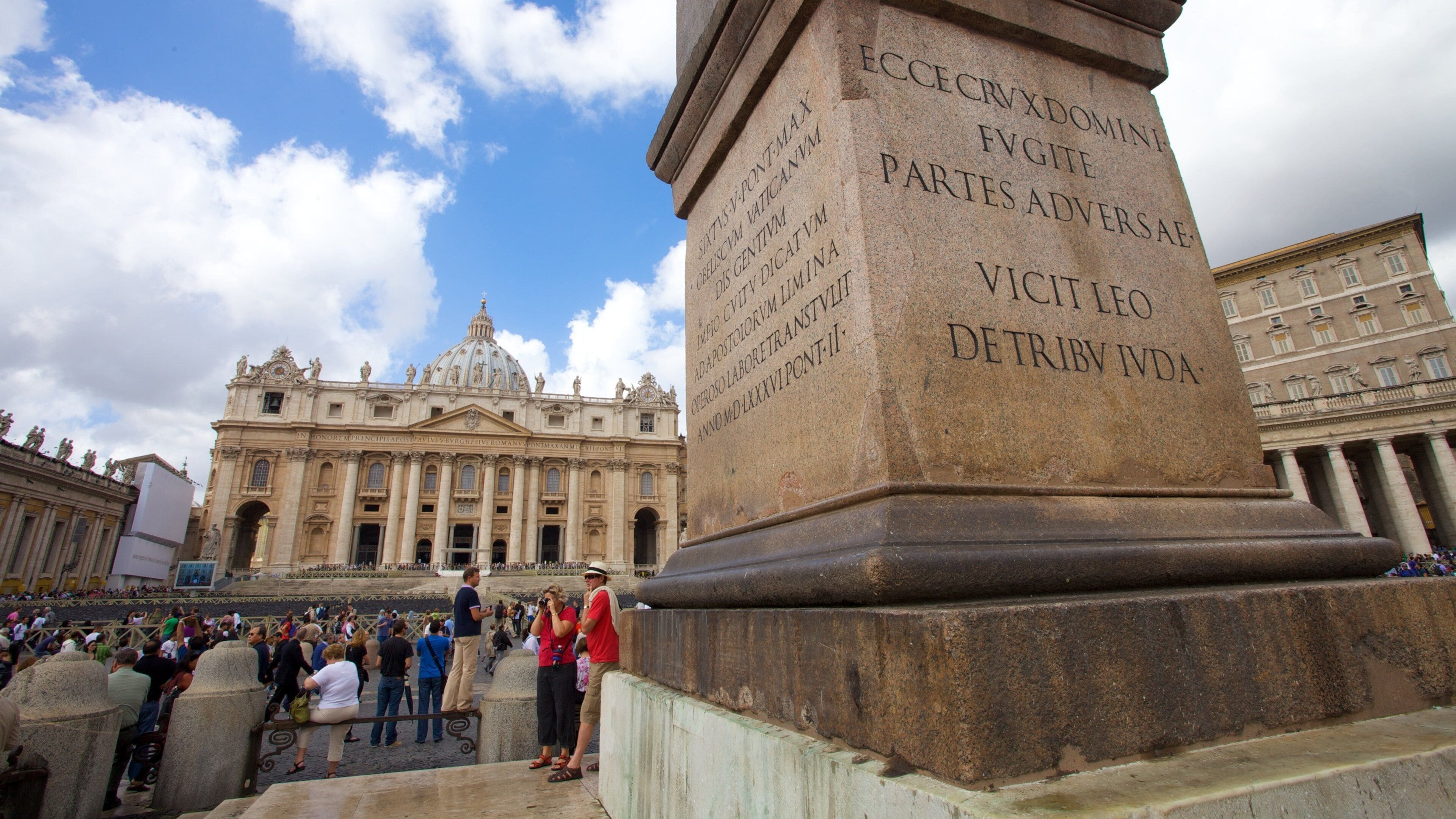 Plaza de San Pedro que incluye un monumento, una ciudad y un parque o plaza