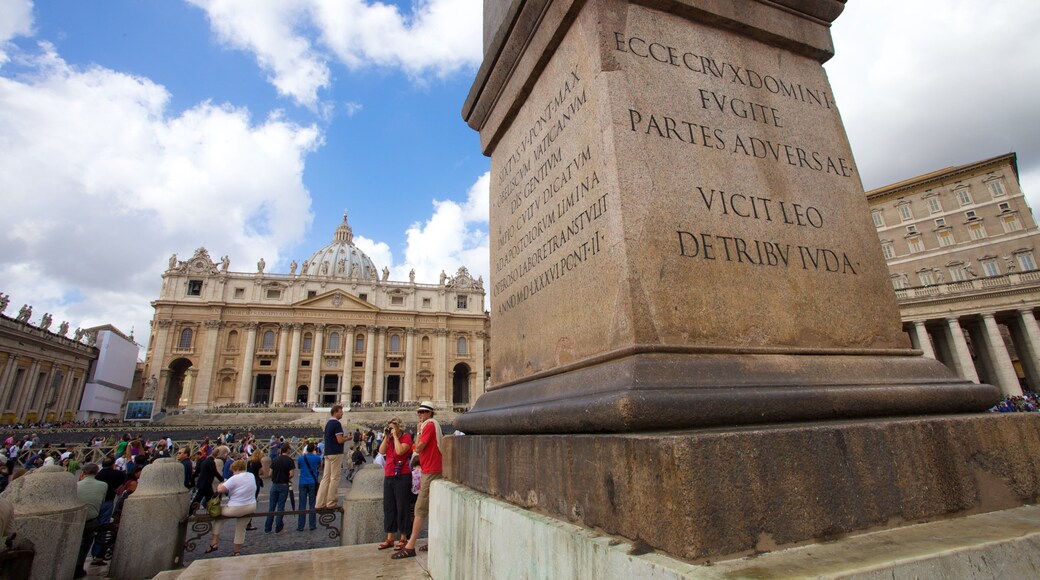 Plaza de San Pedro que incluye un monumento, una ciudad y un parque o plaza