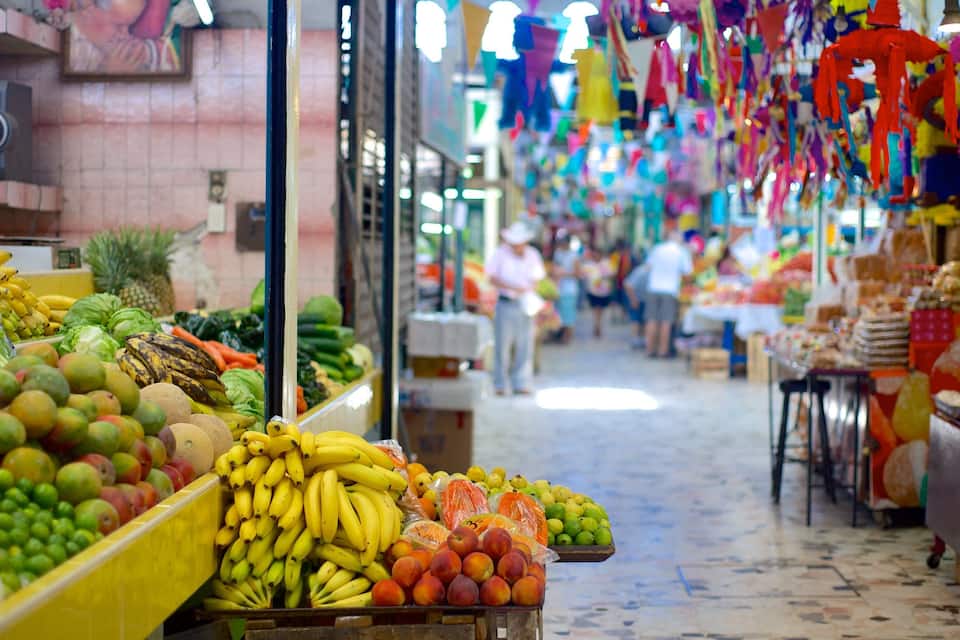 Un mercato vivace con diverse varietà di frutta e verdura esposte.