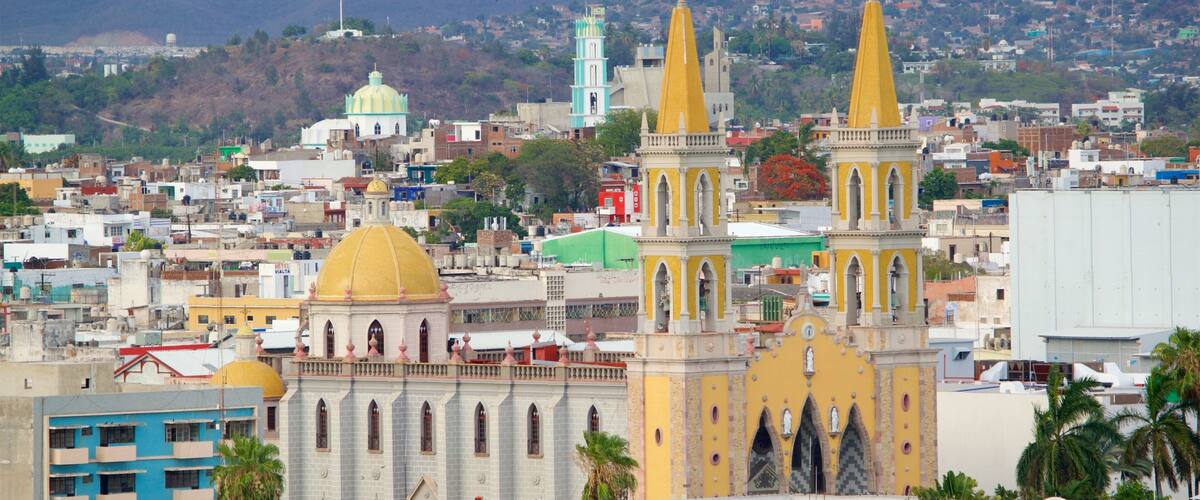 Kathedraal van de Heilige Maria inclusief landschappen, historische architectuur en een stad