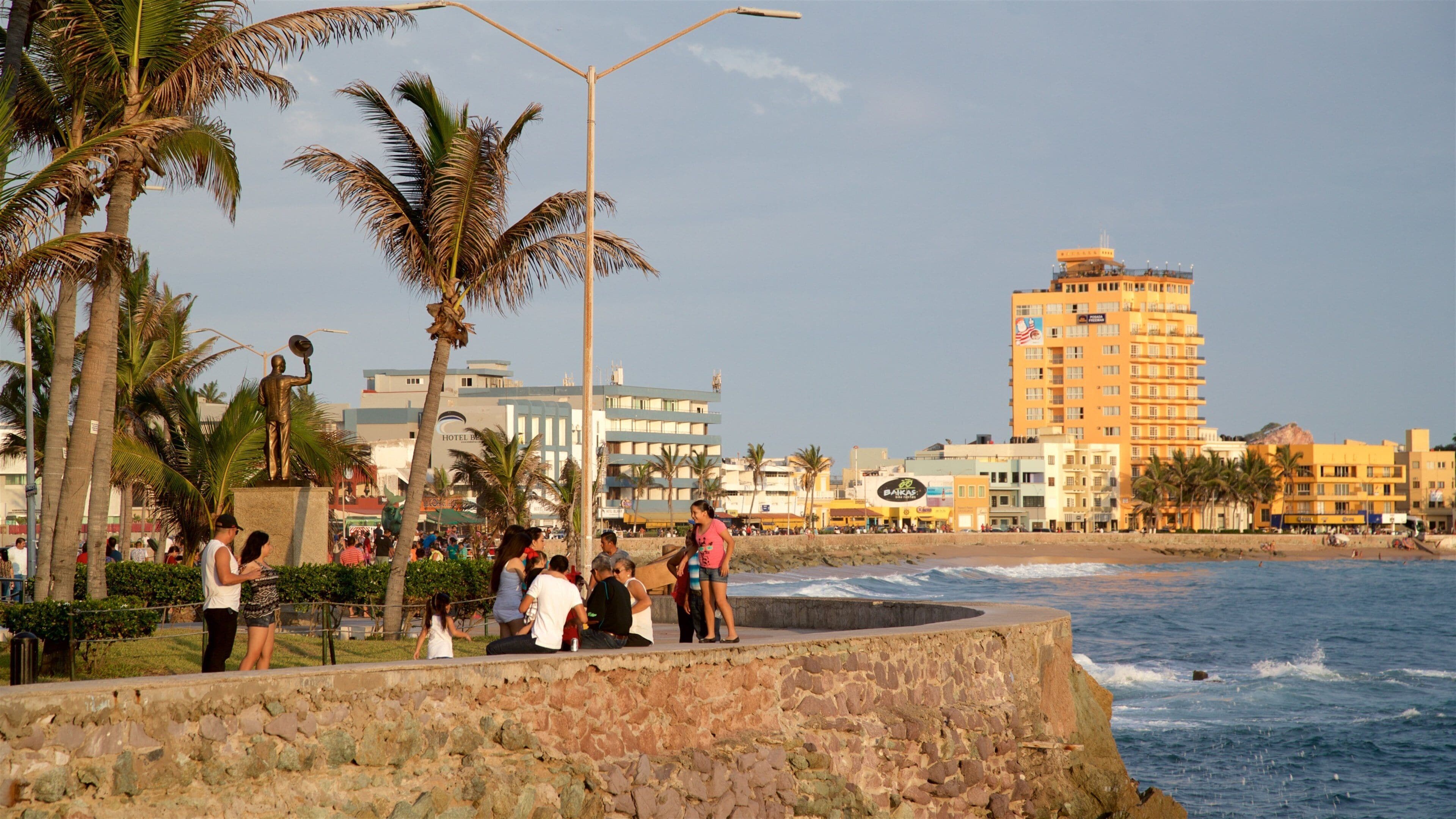 Playa Olas Altas ofreciendo vistas de una costa