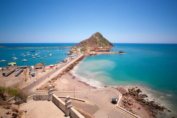 El Mirador og byder på bjerge, barsk kystlinje og udsigt over kystområde