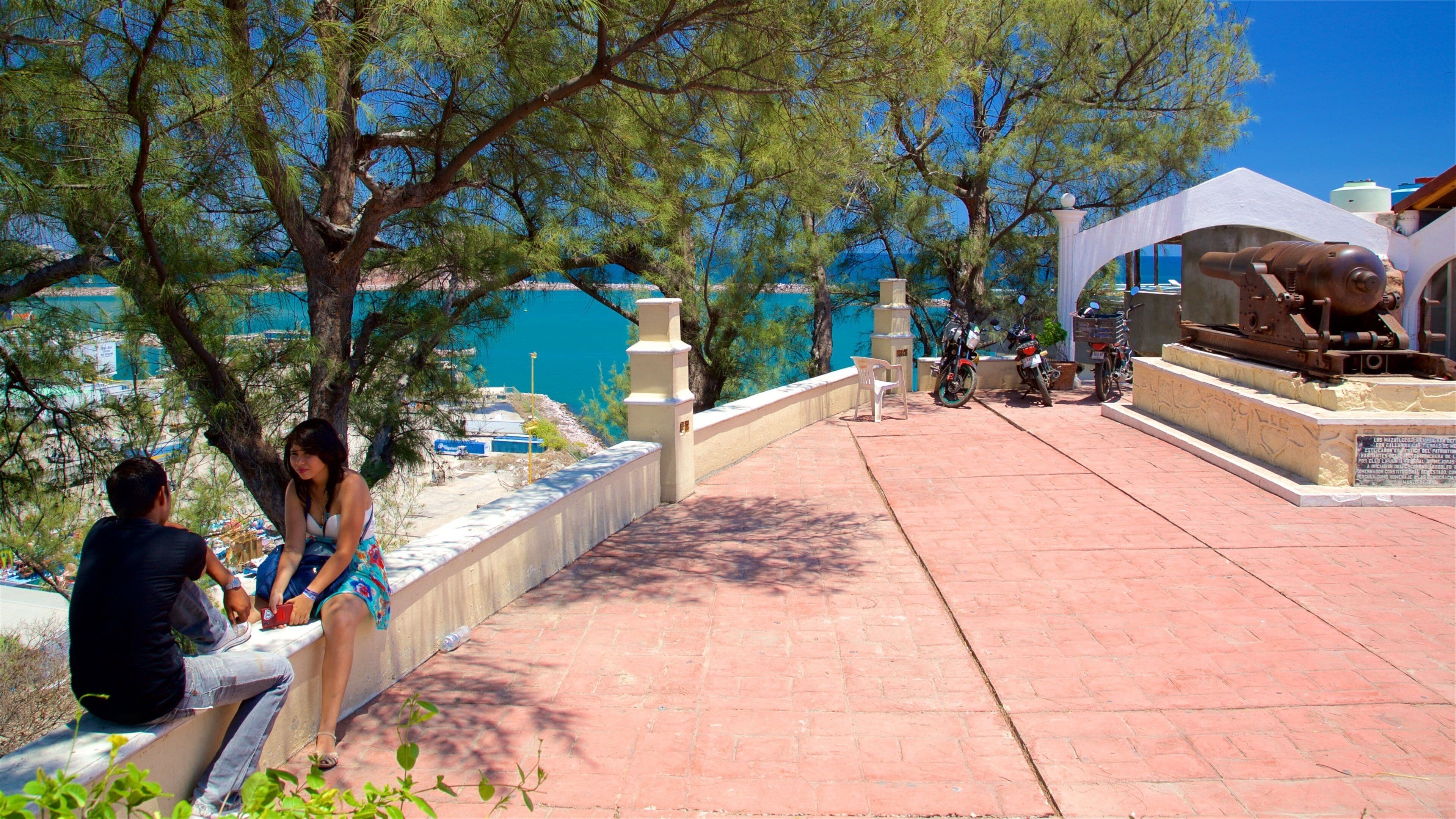 El Mirador che include vista della costa e piazza cosi come coppia