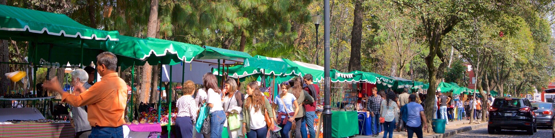 San Jacinto Plaza featuring markets as well as a small group of people