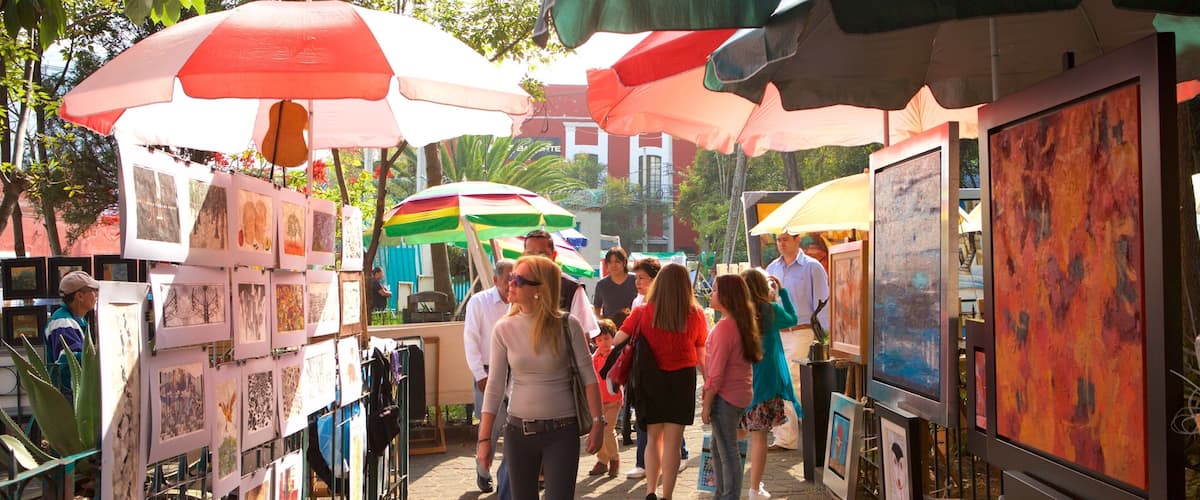 San Jacinto Plaza showing markets as well as a small group of people