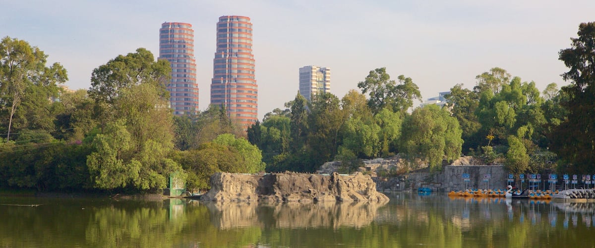 Parc de Chapultepec qui includes lac ou étang, jardin et building