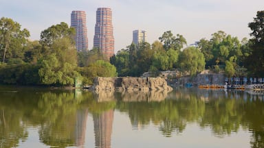 Chapultepec Park joka esittää puisto, pilvenpiirtäjä ja järvi tai vesikuoppa