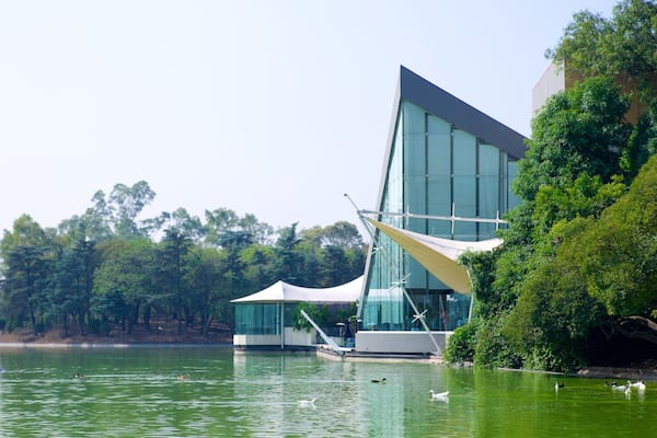 Chapultepec Park das einen Fluss oder Bach und Park