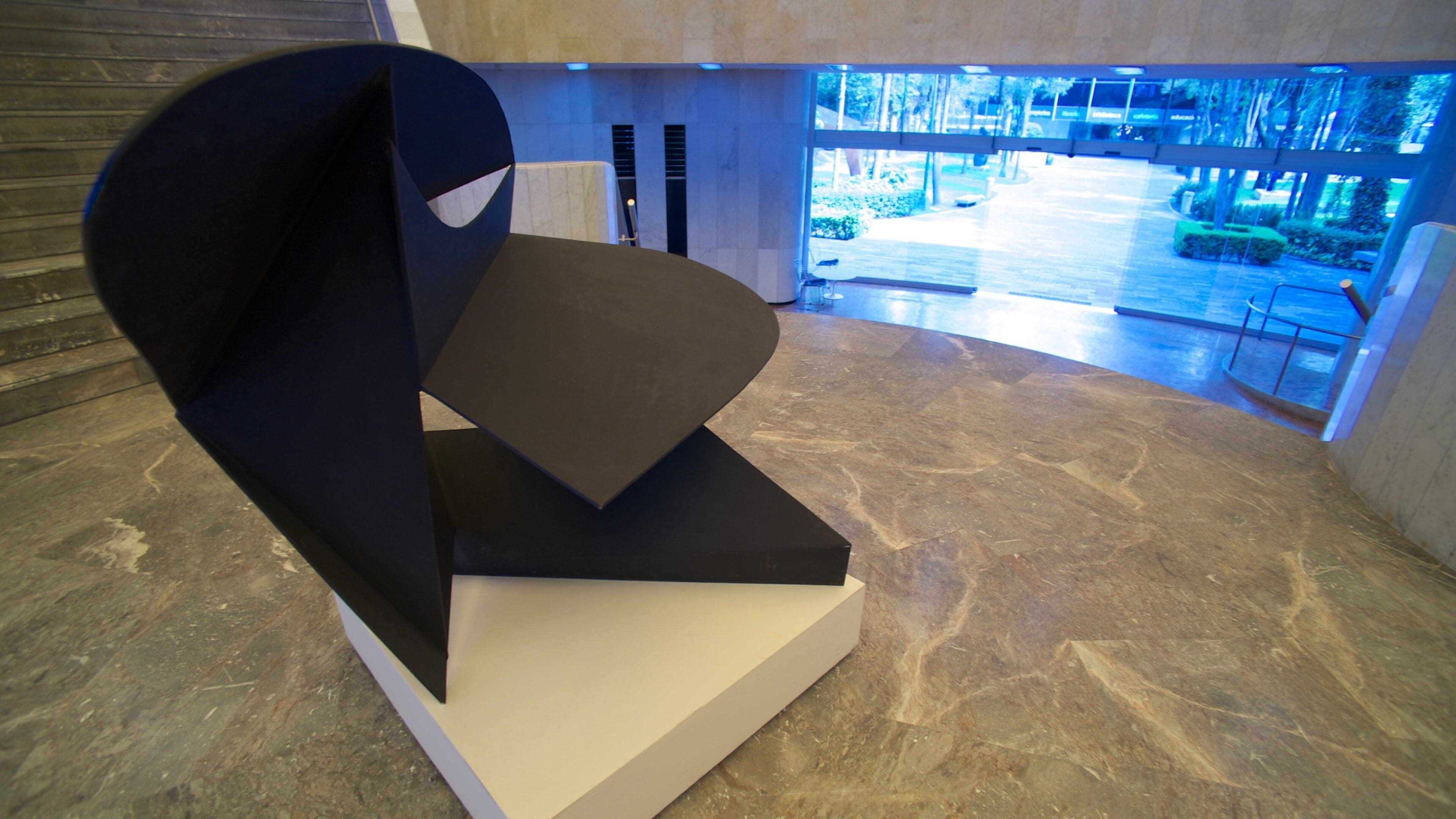 現代藝術博物館 呈现出 藝術 和 內部景觀