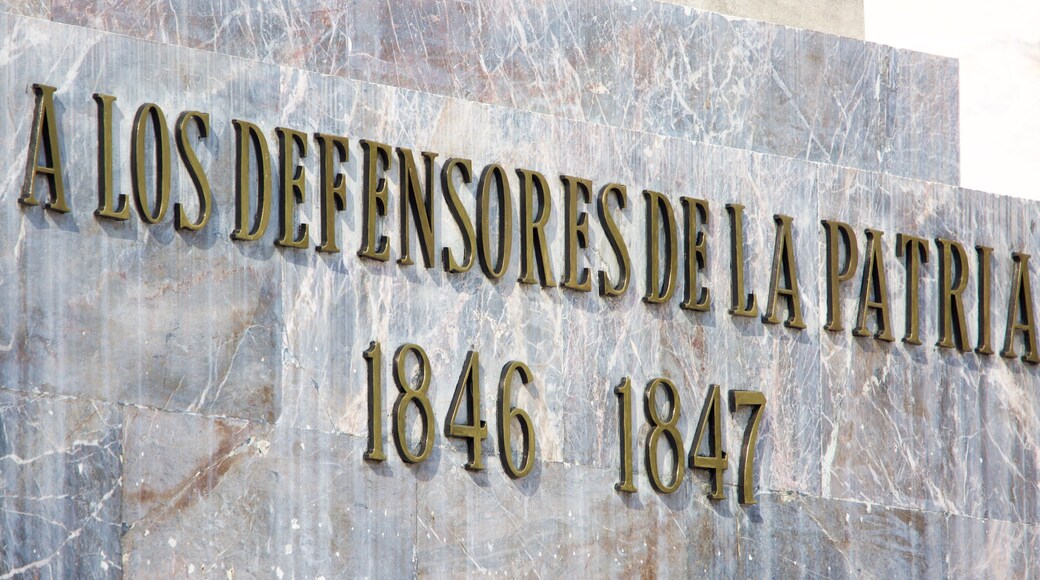 Monumento a los Ninos Heroes featuring kyltit ja monumentti