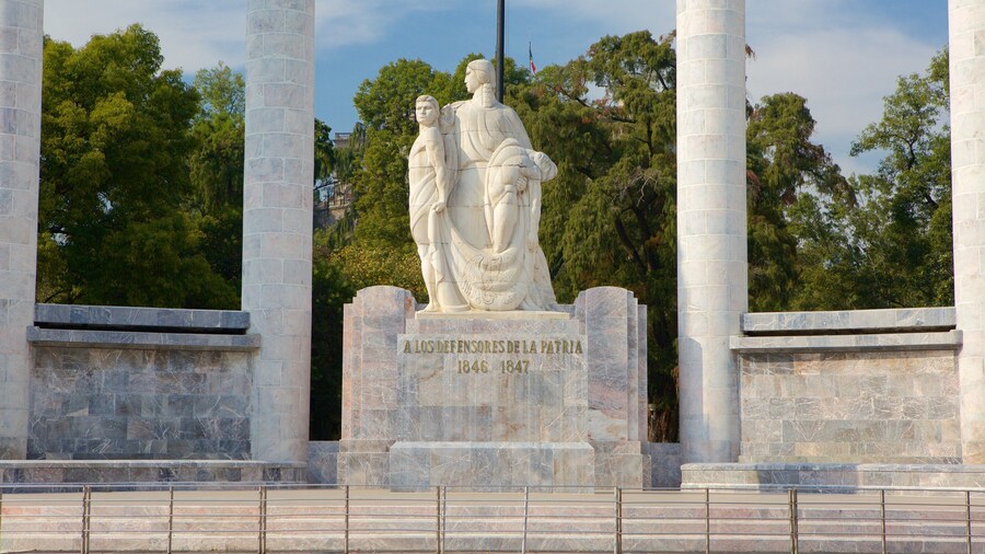 Monumento a los Niños Héroes que incluye un parque o plaza, una estatua o escultura y un monumento