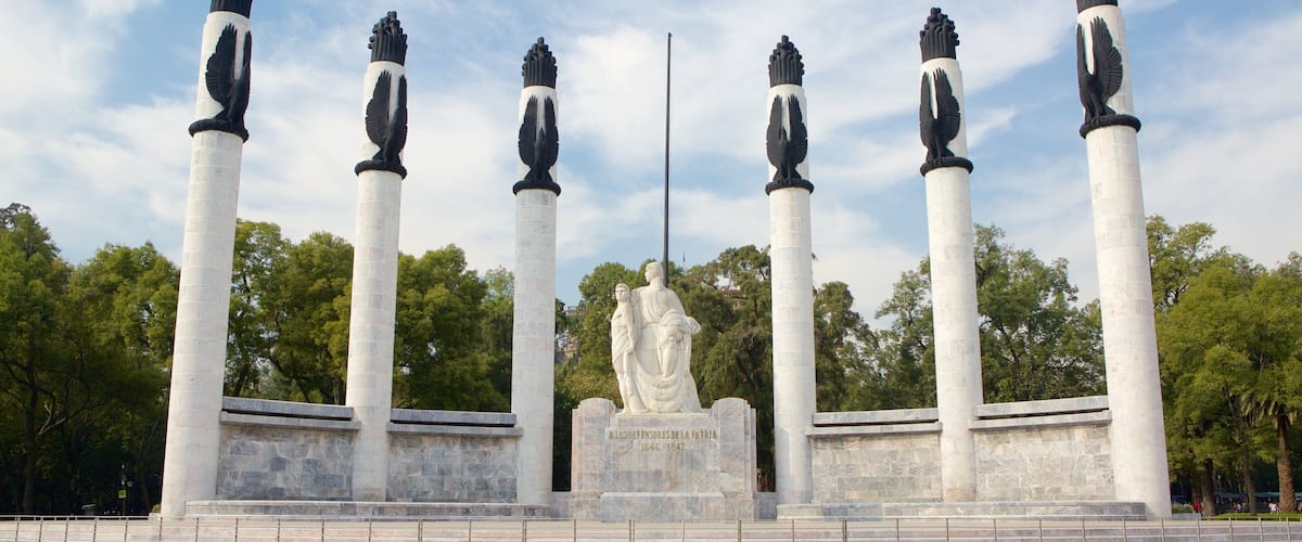 Monumento a los Ninos Heroes featuring a monument