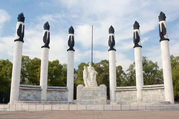 英雄少年の記念碑 どの含み 記念建造物