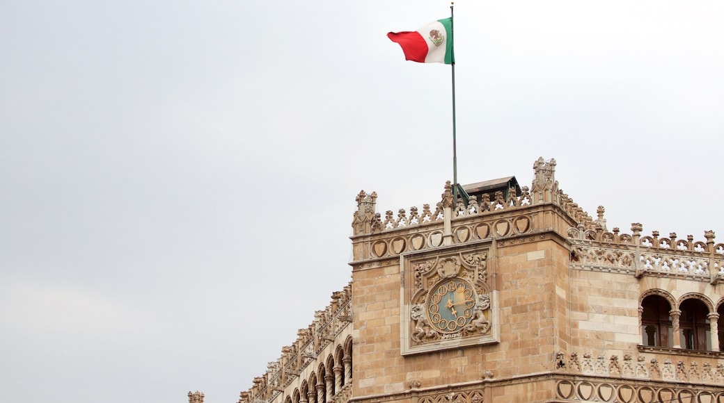 Museo Biblioteca Palacio Postal mostrando arquitectura patrimonial y castillo o palacio