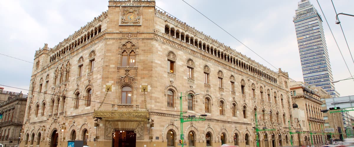 Museo Biblioteca Palacio Postal que incluye escenas urbanas, un castillo y patrimonio de arquitectura