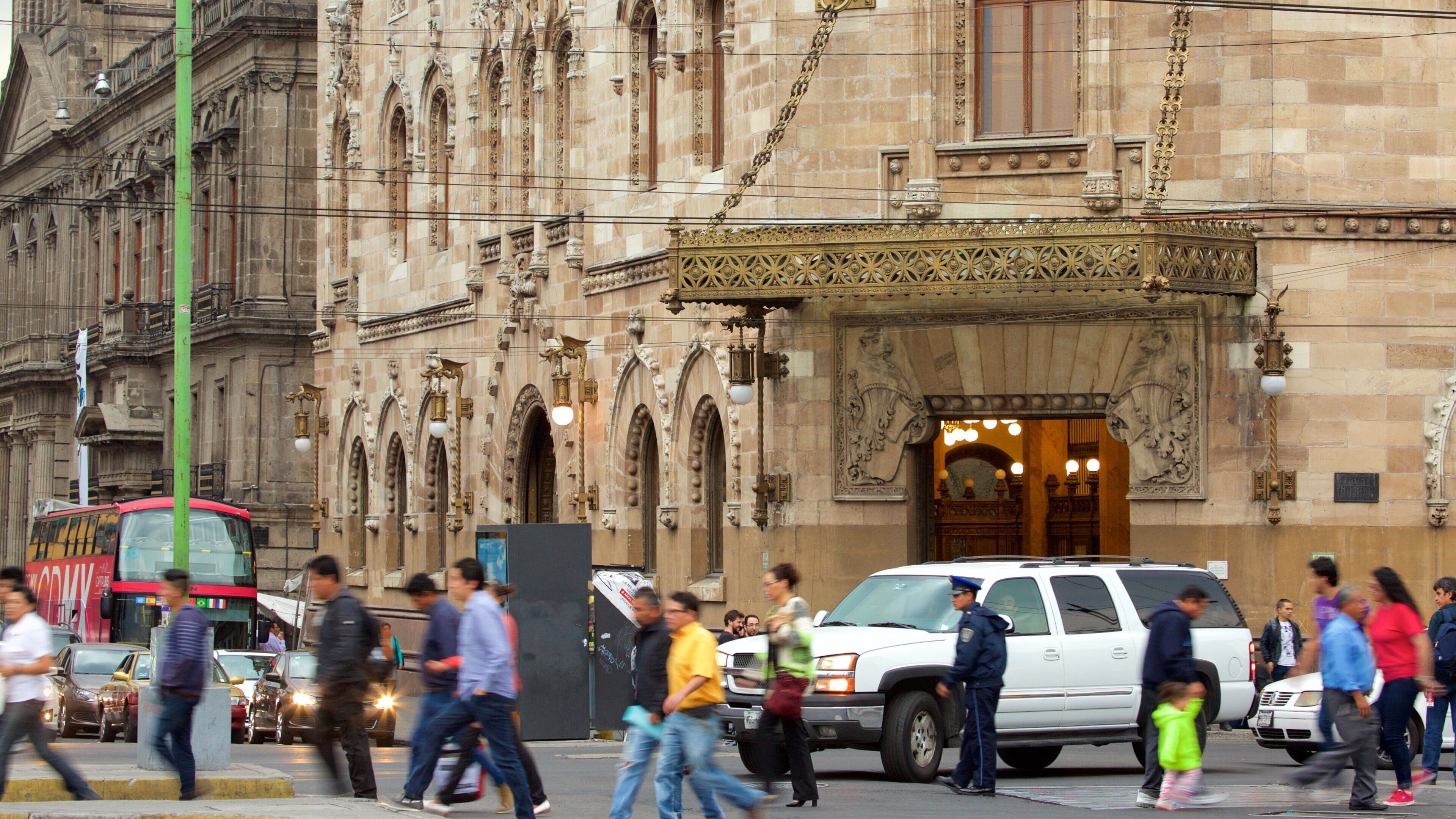 Museo Bibioteca Palacio Postal 设有 歷史建築 和 街道景色