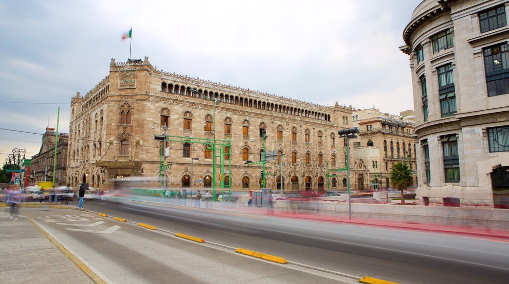 Museo Biblioteca Palacio Postal which includes heritage architecture, street scenes and château or palace
