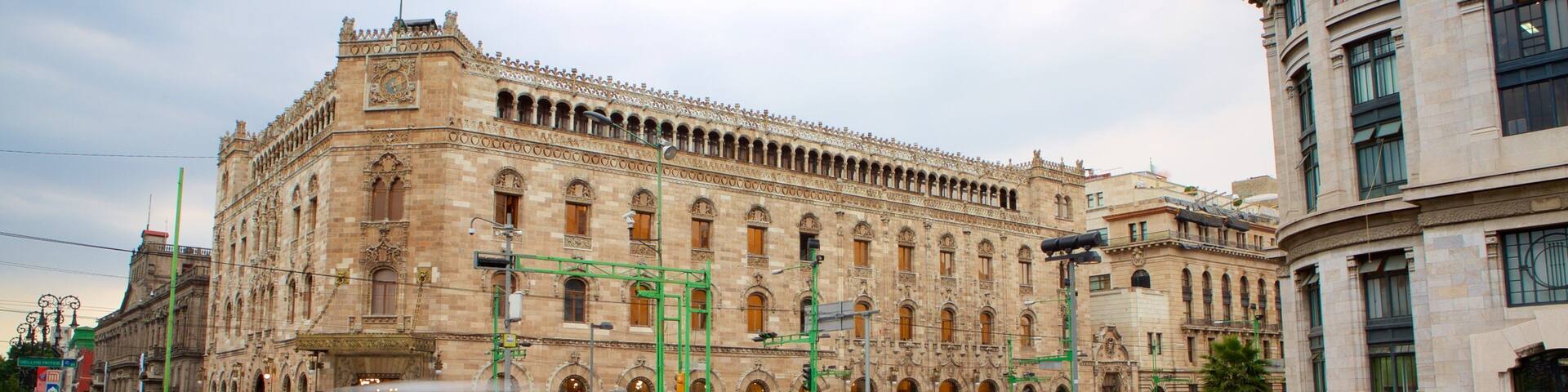 Museo Biblioteca Palacio Postal featuring street scenes, chateau or palace and heritage architecture