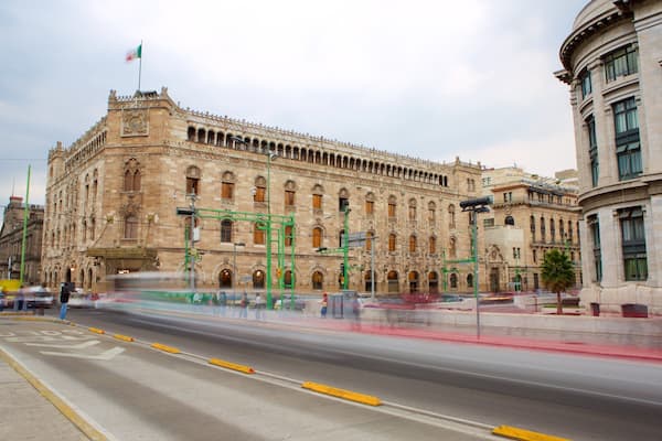 Musée et bibliothÚque du Palacio Postal mettant en vedette patrimoine architectural, scÚnes de rue et chùteau ou palais