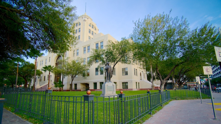 Antiguo Palacio Federal featuring street scenes