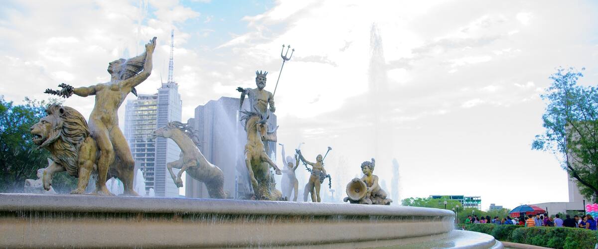 Fuente de la Vida o Neptuno trong đó bao gồm pho tượng, nghệ thuật đường phố và đài phun nước