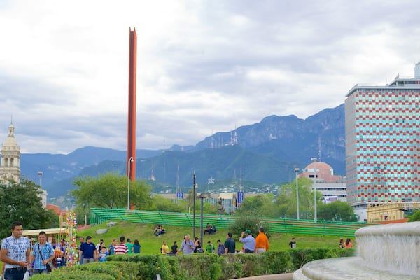 Faro de Comercio mettant en vedette ville et monument
