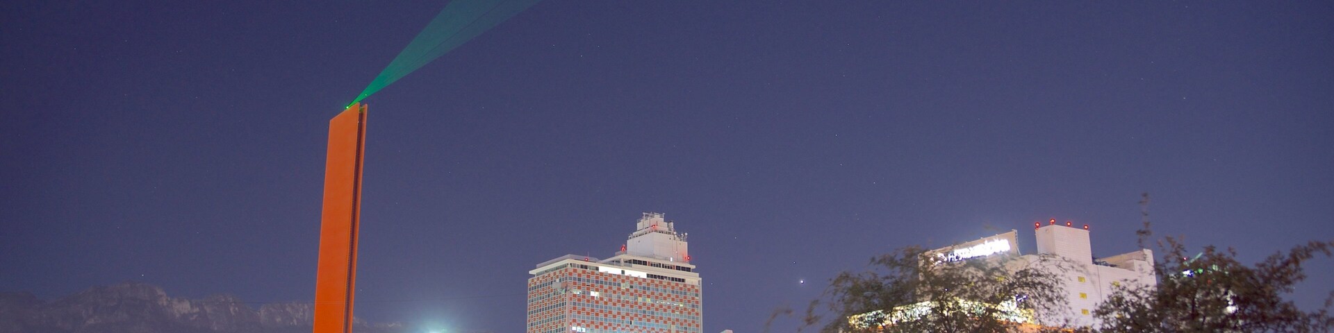 Faro de Comercio mostrando distrito comercial central, uma cidade e arquitetura moderna