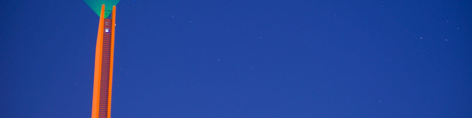 Faro de Comercio que inclui um monumento