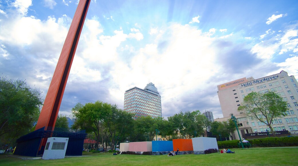 Faro de Comercio mettant en vedette parc, hôtel et ville