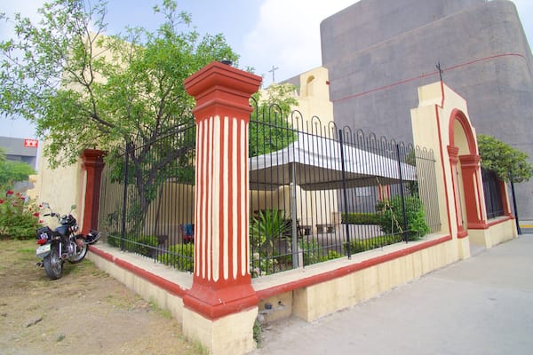 Capilla de los Dulces Nombres mit einem Kirche oder Kathedrale