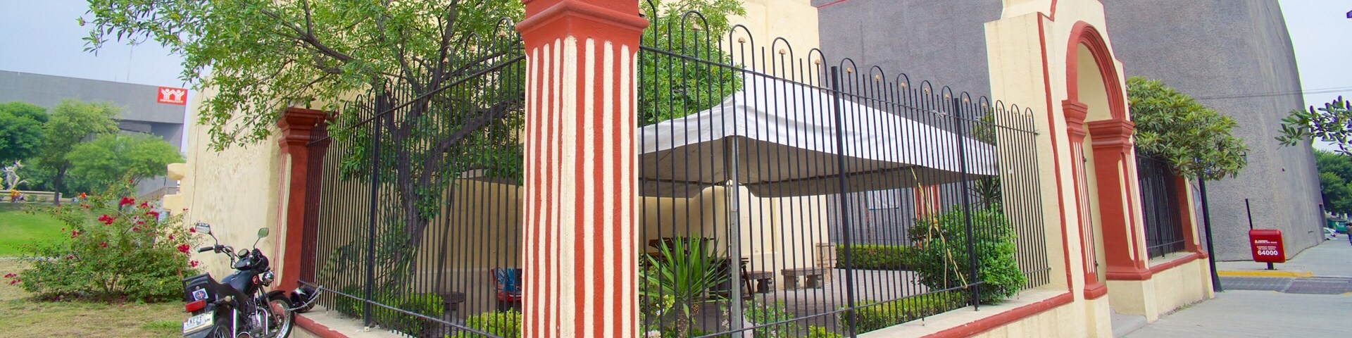 Capilla de los Dulces Nombres caracterizando uma igreja ou catedral