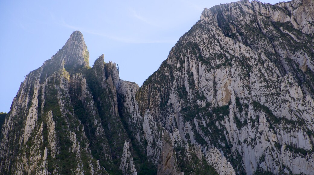 Canon de la Huasteca showing landscape views, mountains and a gorge or canyon