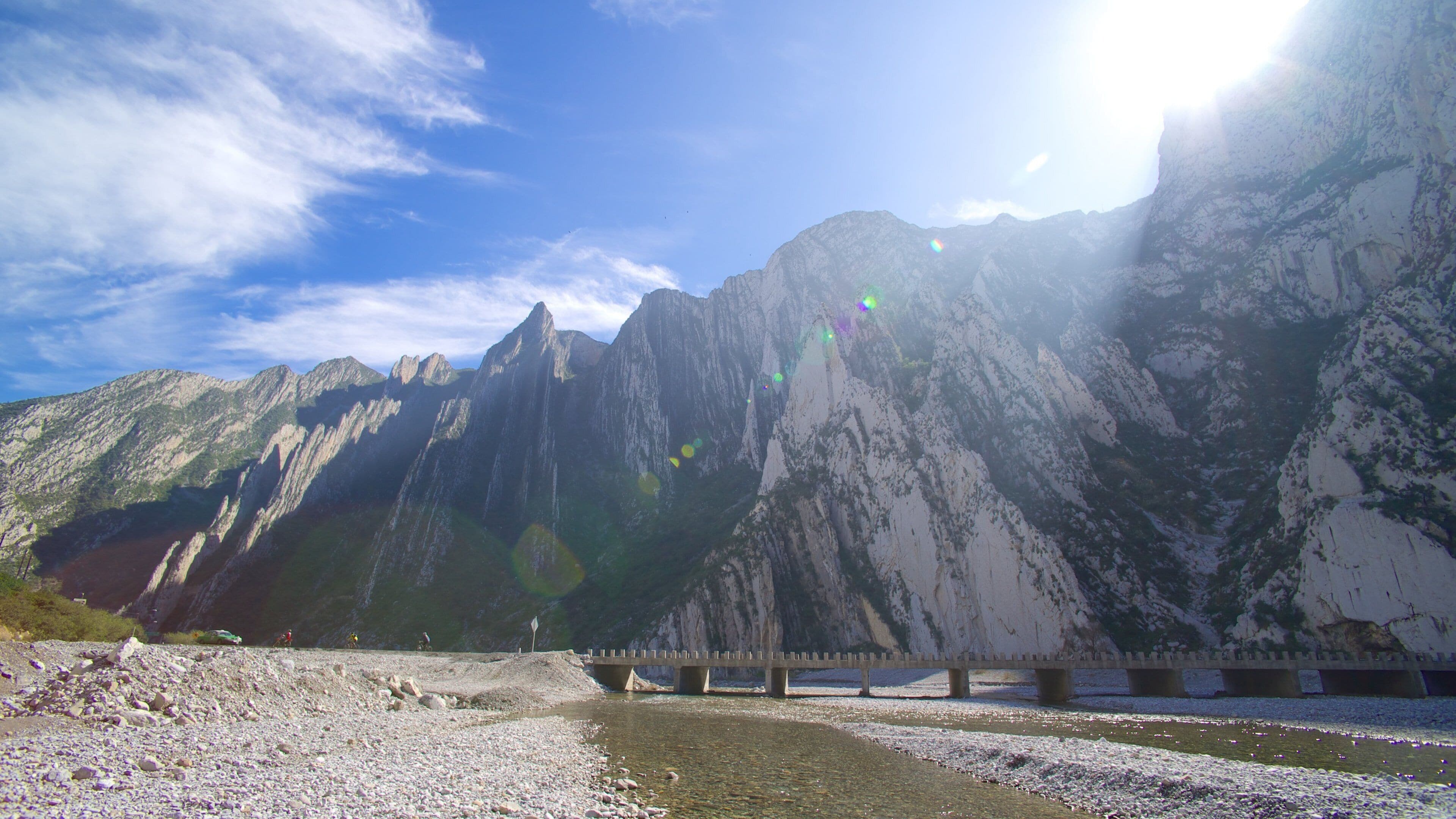 Canon de la Huasteca showing a bridge, a river or creek and landscape views