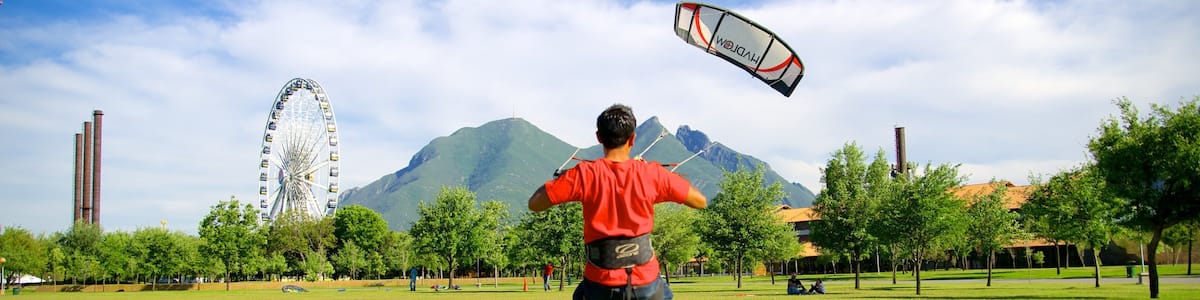 Parc Fundidora mettant en vedette jardin aussi bien que homme