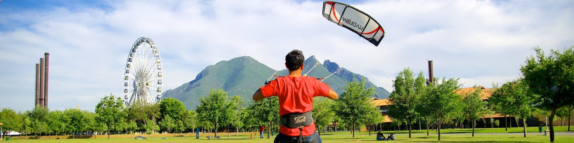 Parque Fundidora mostrando um parque assim como um homem sozinho