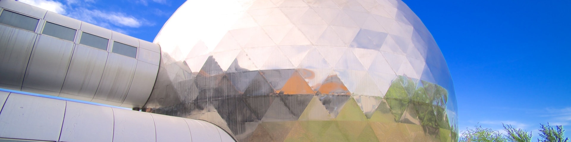 Parque Fundidora mostrando um jardim e arquitetura moderna