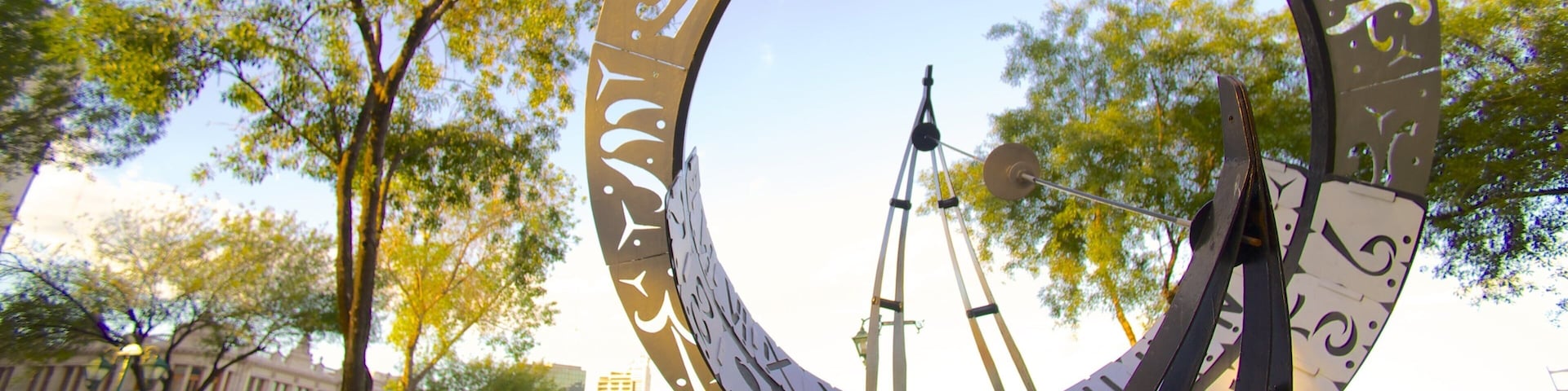 Plaza Zaragoza mostrando um parque e arte ao ar livre