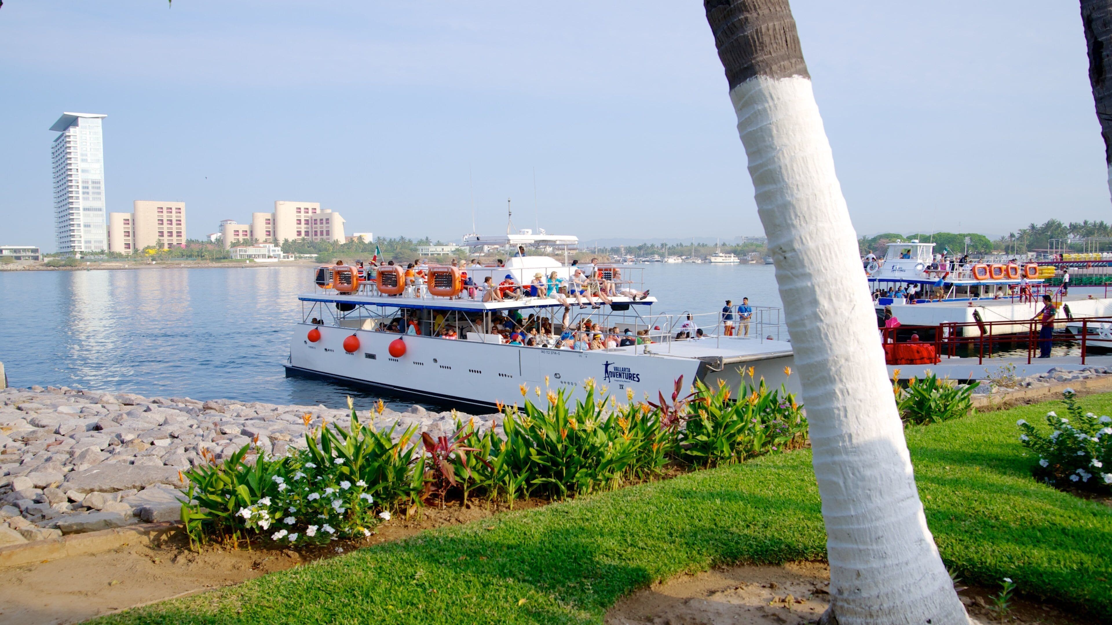 Las Caletas mit einem Bucht oder Hafen, Fähre und Garten